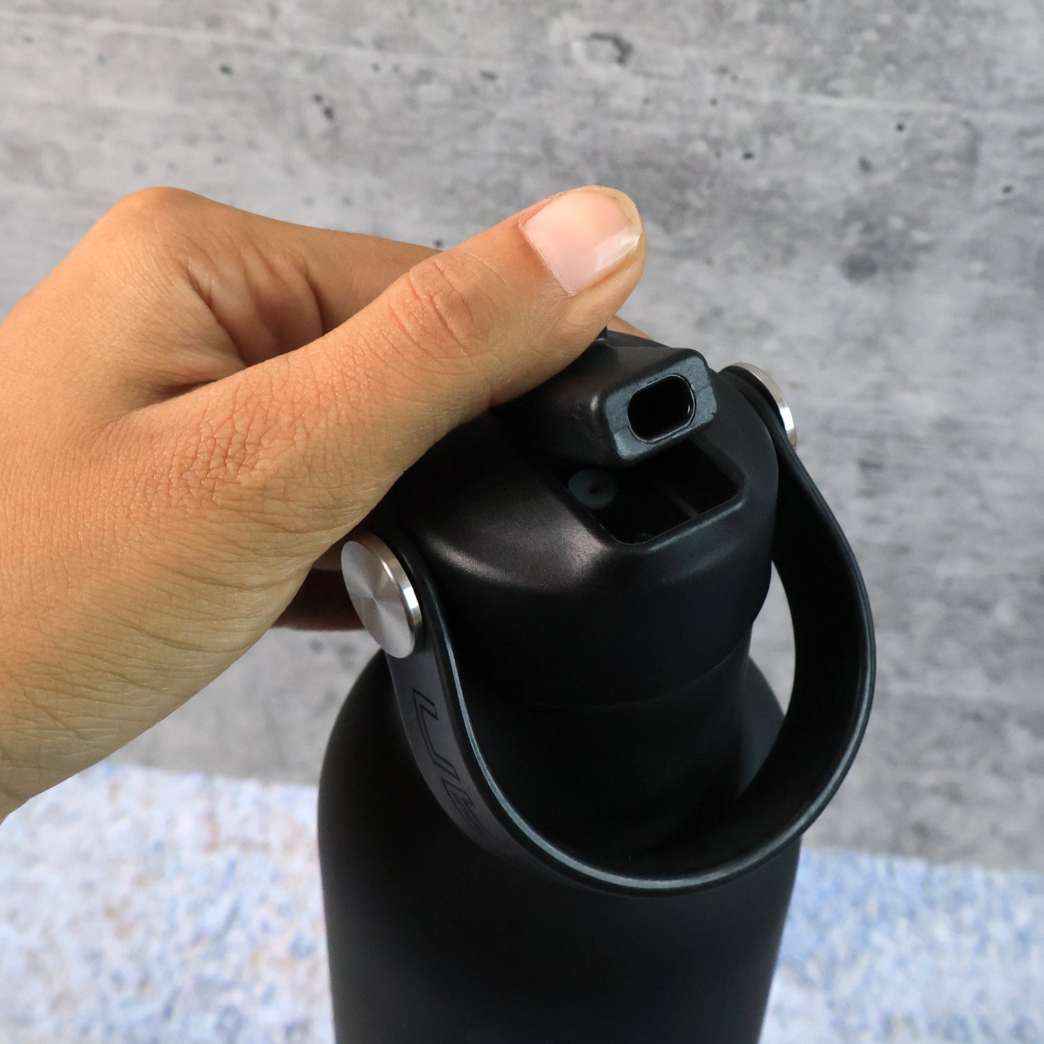 KikiKart 1000ml Matte Black Stainless Steel Water Bottle with Built-in Straw & Carry Strap